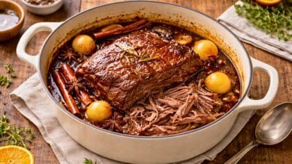 Paleron de bœuf confit longuement mijoté dans une cocotte avec oignons, épices et sauce brune fondante